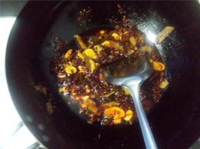 倒入锅中小火煮热火锅料，待味道飘香四溢