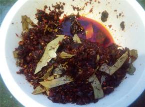 拿出火锅底料预热（这是我自制的底料）