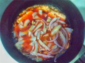 将食材依次倒入火锅料中煮，以食材煮时间长短最先放为主