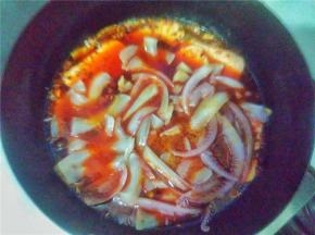 将食材依次倒入火锅料中煮，以食材煮时间长短最先放为主