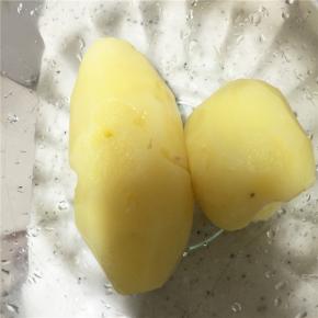 土豆蒸、或煮熟，捣泥