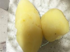 土豆蒸、或煮熟，捣泥
