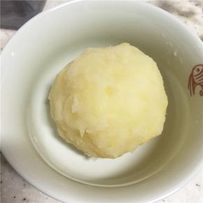 将土豆泥用手做成球状