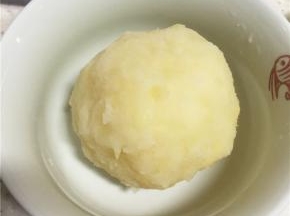将土豆泥用手做成球状