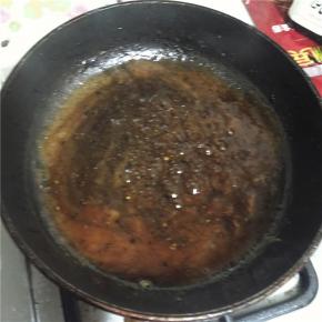 平底锅内融开黄油，油热后把所有调料放进去，加水，酱汁烧开后即可。