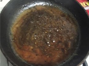 平底锅内融开黄油，油热后把所有调料放进去，加水，酱汁烧开后即可。