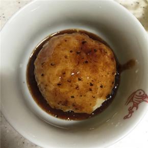 将烧好的酱汁，浇在土豆泥上即可。