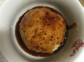 将烧好的酱汁，浇在土豆泥上即可。