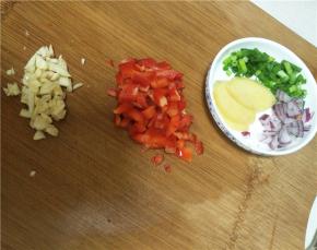 姜切片、甜椒切丁，蒜切末备用。