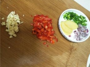 姜切片、甜椒切丁，蒜切末备用。