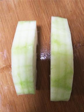 冬瓜去皮后备用，用刀在其去皮处深划几刀，烧出来的冬瓜更入味。
 
