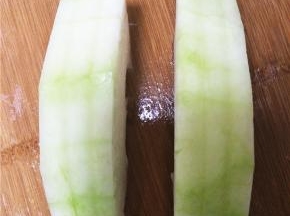 冬瓜去皮后备用，用刀在其去皮处深划几刀，烧出来的冬瓜更入味。
 
