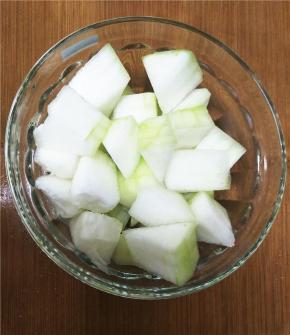 处理好的冬瓜切块，可根据个人喜好切片。