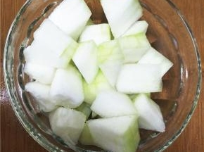 处理好的冬瓜切块，可根据个人喜好切片。