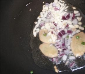 热锅后倒入油，放入蒜末，姜片和洋葱爆香。