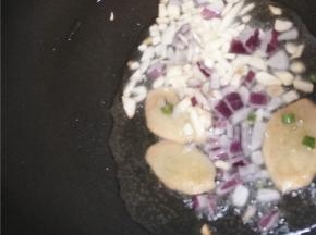 热锅后倒入油，放入蒜末，姜片和洋葱爆香。