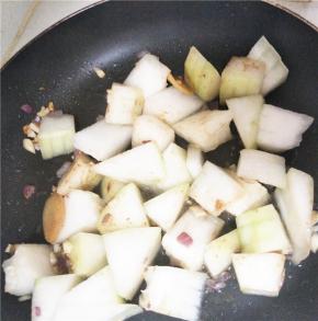 放入冬瓜翻炒，随后放入甜椒，加鸡精、少许十三香、花椒、耗油、老抽、白糖调味上色。