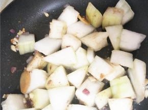 放入冬瓜翻炒，随后放入甜椒，加鸡精、少许十三香、花椒、耗油、老抽、白糖调味上色。