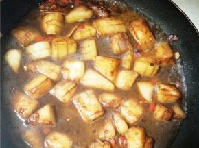 翻炒片刻后，加水盖上锅盖，小火焖炖入味。