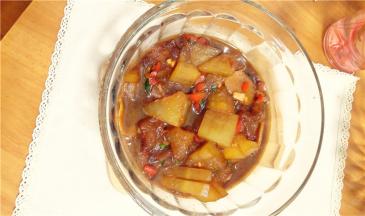 待水分快干时，大火收汁，放盐调味，洒上葱花出锅即可。