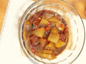 待水分快干时，大火收汁，放盐调味，洒上葱花出锅即可。