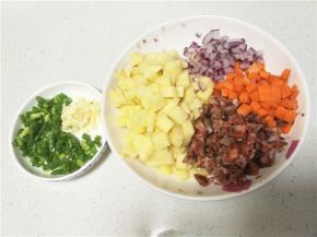 这道菜的食材如下，所有食材均切成小丁状备用。