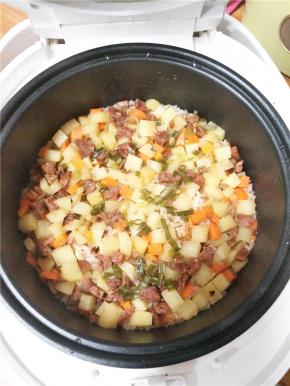 电饭煲停止工作后，焖饭就基本做好了，在国内翻拌均匀。