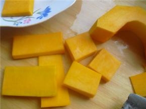 把南瓜去皮，切成小片，上锅蒸熟。