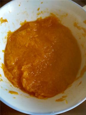 把蒸熟的南瓜捣碎，越碎越好。