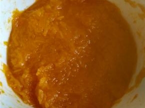 把蒸熟的南瓜捣碎，越碎越好。