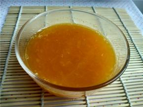 锅里放水煮开，把捣碎的南瓜、糯米粉、糖加进去，不断的搅拌。即可出锅