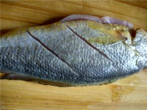 将黄瓜鱼去鱼鳞去肚洗干净，在鱼的两面各斜切两刀，为了更入味。