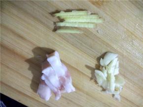 将蒜头做成蒜蓉。五花肉切小片、姜切丝、葱切丝待用。