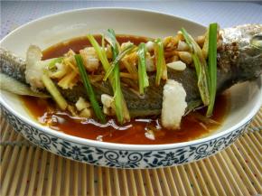 冷水上锅蒸7-8分钟即可关火。浇上酱油即可食用