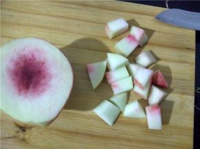 将桃子用盐搓洗去掉表层毛，然后切丁。