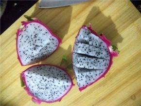 将火龙果洗净，然后切丁、葡萄去皮。