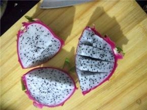 将火龙果洗净，然后切丁、葡萄去皮。