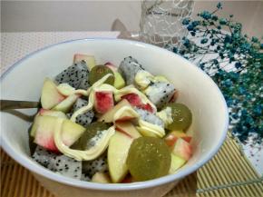 大碗中将水果混在一起，淋上沙拉酱，即可食用。