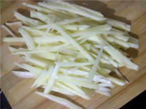 将土豆洗净去皮，切成薄片。再切成丝。