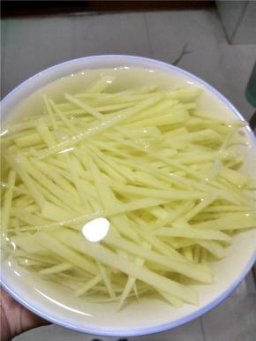 用清水把切好的土豆丝泡在水里。