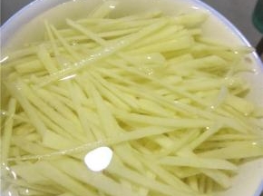 用清水把切好的土豆丝泡在水里。
