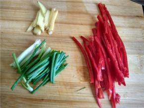 将红辣椒切丝、姜切丝、葱切断待用。