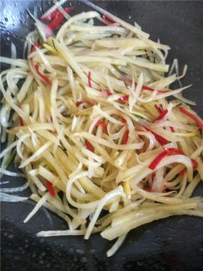 放入泡好的土豆丝，煸炒一会儿后倒入适量的醋。最后放入适量的盐调味即可起锅。