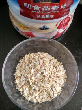 水煮开后放入燕麦煮开。