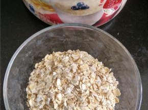 水煮开后放入燕麦煮开。