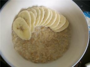 煮好的燕麦装碗，把香蕉切边码在麦片粥上。