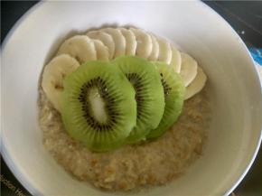 把猕猴桃切边，也依次码在粥上。