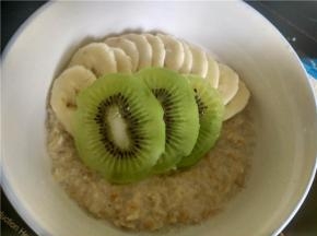 把猕猴桃切边，也依次码在粥上。