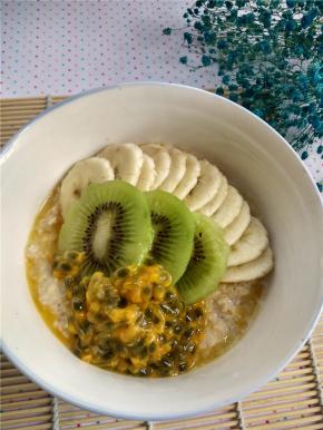 最后把百香果用勺子挖出来，放在粥上。就可以享用了。