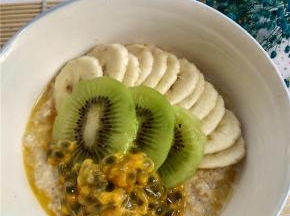 最后把百香果用勺子挖出来，放在粥上。就可以享用了。